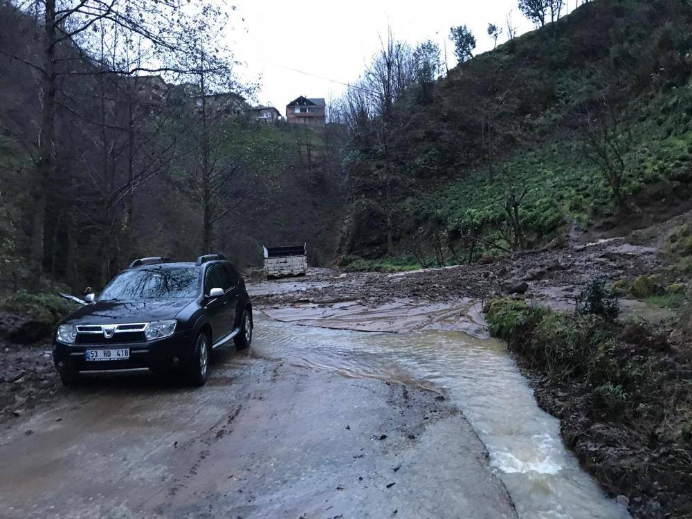 Rize'de sağanak sel ve heyelana yol açtı, yollar kapandı 3